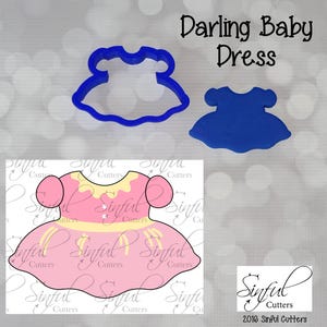 Puede incluir: Un cortador de galletas de vestido de bebé rosa y amarillo con un cortador de galletas de vestido azul en el fondo. El texto "Darling Baby Dress" está en la parte superior de la imagen. El texto "Sinful Cutters 2016 Sinful Cutters" está en la parte inferior de la imagen.