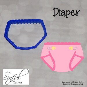 Peut inclure: Un emporte-pièce en plastique bleu en forme de couche avec une couche rose à bordure blanche et des épingles de sûreté jaunes sur le dessus. Le texte "Diaper" est en noir au-dessus de l'image. Le texte "Sinful Cutters" est en noir en dessous de l'image.
