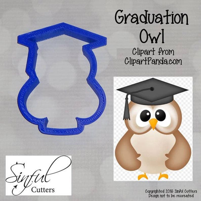 Peut inclure: Un emporte-pi&egrave;ce en plastique bleu en forme de hibou portant une toque de dipl&ocirc;m&eacute;. L'image comprend &eacute;galement un dessin anim&eacute; de hibou avec une toque et le texte "Graduation Owl".