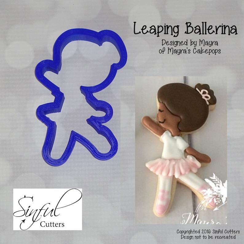 Op de afbeelding: Een blauwe plastic koekjesvorm in de vorm van een ballerina, naast een versierde koek. De koek is een ballerina met een witte top, roze tutu en bruin haar. De tekst op de afbeelding luidt "Leaping Ballerina" en "Sinful Cutters."