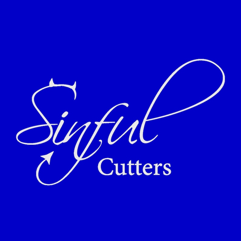 Op de afbeelding: Witte tekst op een koningsblauwe achtergrond leest "Sinful Cutters". Het woord "Sinful" heeft een duivelshoorn- en staartontwerp. Het woord "Cutters" is in een eenvoudige schreefloze lettertype.