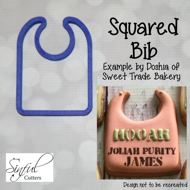 Pu&ograve; includere: Un tagliapasta in plastica blu a forma di bavaglino con scollo quadrato. Il tagliapasta &egrave; mostrato accanto a un biscotto rosa decorato con glassa dorata e il testo "HOOAR JOLIAH PURITY JAMES".