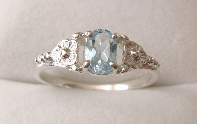 P/8 SOLID 925 STERLING SILVER NATURAL BLUE TOPAZ DAISY DRESS RING Sizes L/6 P/8 SOLID 925 STERLING SILVER NATURAL BLUE TOPAZ DAISY DRESS RING Sizes L/6