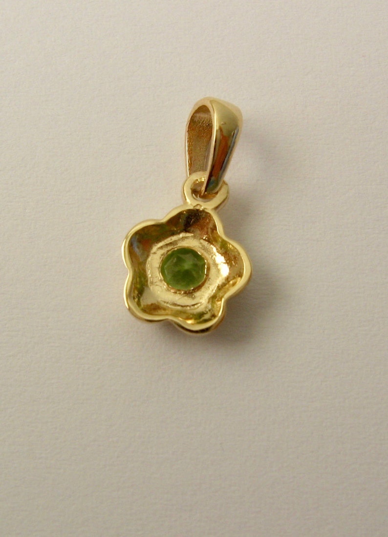 Genuine SOLID 9K 9ct YELLOW GOLD August Birthstone Daisy Peridot Pendant image 2