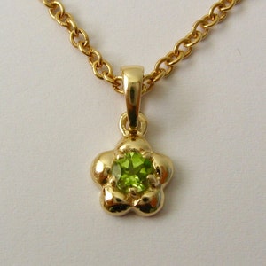 Genuine SOLID 9K 9ct YELLOW GOLD August Birthstone Daisy Peridot Pendant image 1