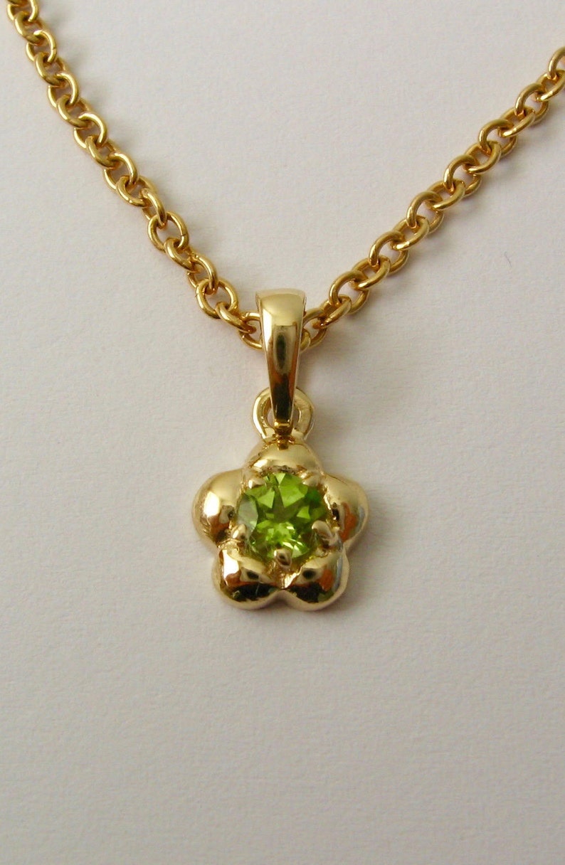 Genuine SOLID 9K 9ct YELLOW GOLD August Birthstone Daisy Peridot Pendant image 1