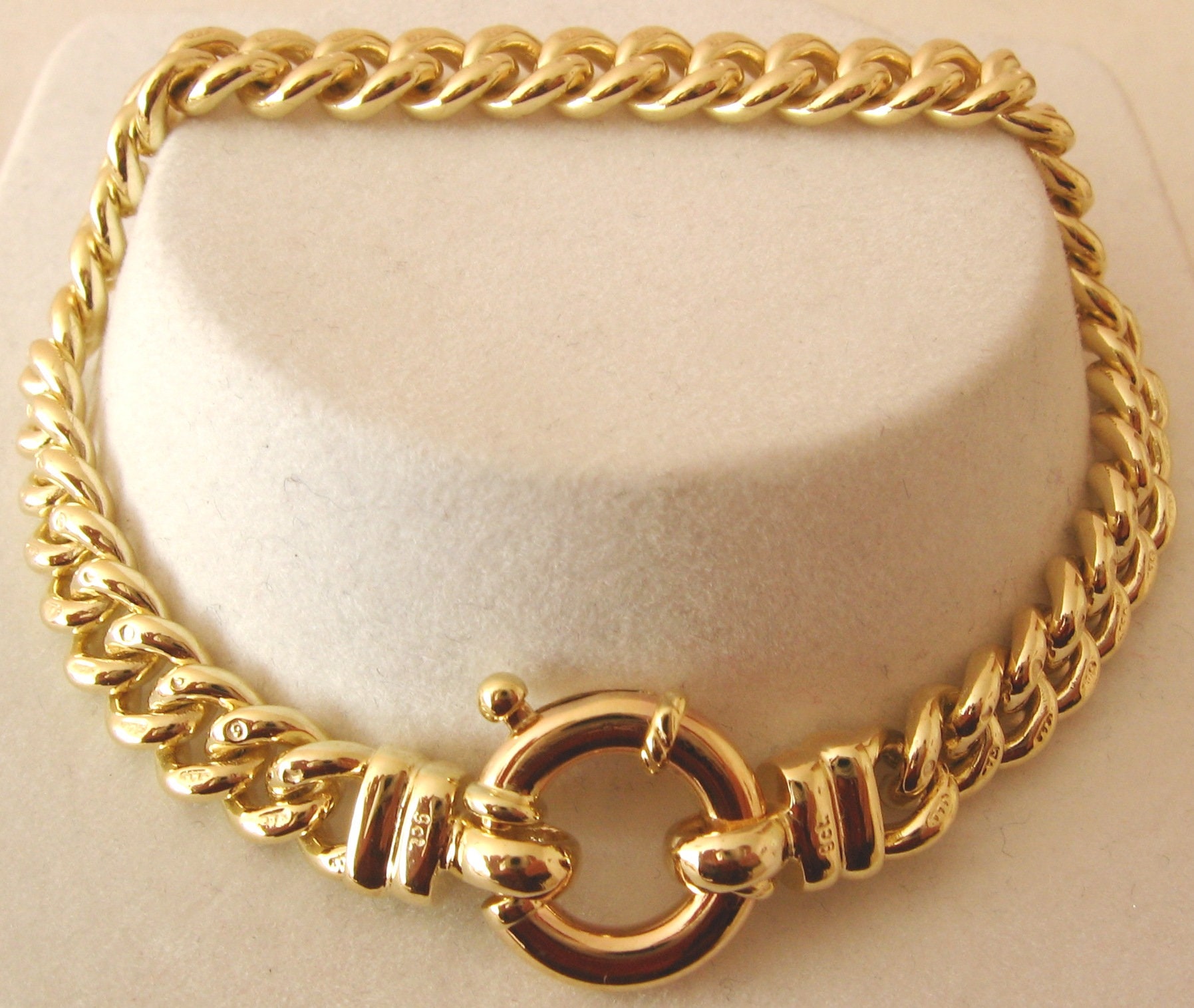 9ct Yellow Gold Hollow Curb Bolt Bracelet 9ct Yellow Gold Hollow Curb Bolt Bracelet