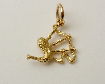 Genuine SOLID 9K 9ct YELLOW GOLD 3D Scottish Bag Pipes charm/pendant