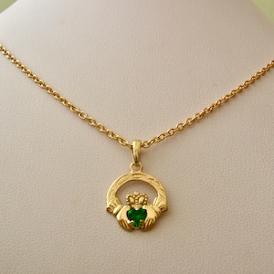 Auténtico colgante de corazón de Claddagh irlandés en oro amarillo macizo de 9 quilates.