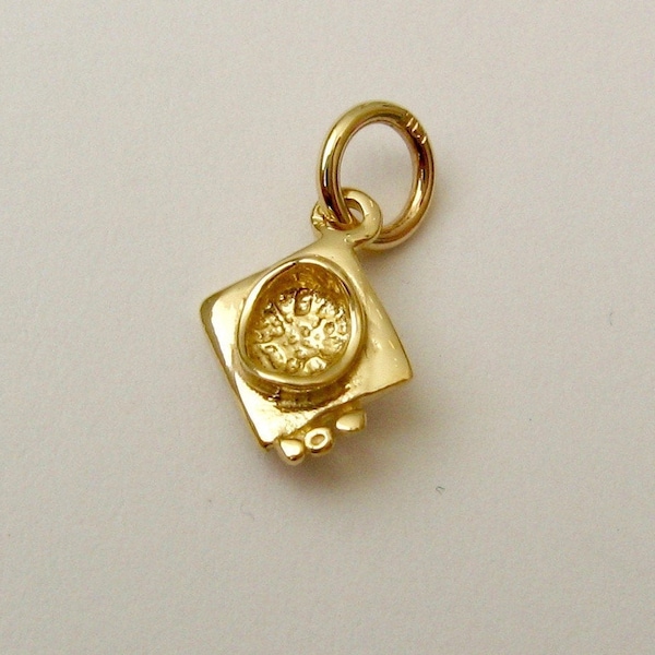 Genuine SOLID 9ct YELLOW GOLD Graduation Cap charm pendant