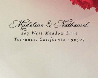 Sello de dirección de boda formal con escritura romántica y dos nombres, personalizado, autoentintable o de madera