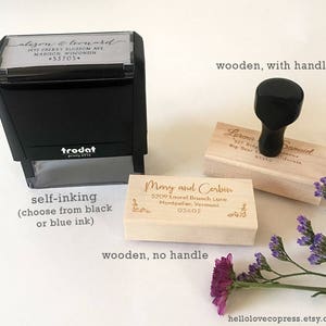 K&ouml;nnte beinhalten: Zwei Holz-R&uuml;ckgabestempel mit einem selbsttintendem Stempel im Hintergrund. Die Holzstempel haben einen Griff und keinen Griff. Der selbsttintenende Stempel ist schwarz und sagt "trodat printy 4914".