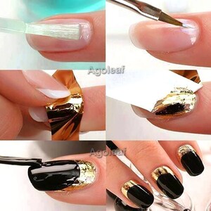 Puede incluir: Una gu&iacute;a paso a paso sobre c&oacute;mo aplicar esmalte de u&ntilde;as de hoja de oro. La imagen muestra una mano con una base de esmalte de u&ntilde;as transparente, luego una mano aplicando hoja de oro y, finalmente, una mano con una base de esmalte de u&ntilde;as negro y acentos de hoja de oro.