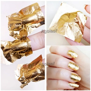 Puede incluir: Hojas de oro para nail art. Las hojas son finas y delicadas, y se pueden usar para crear una variedad de dise&ntilde;os en las u&ntilde;as. La imagen muestra una mano con nail art de hoja de oro.