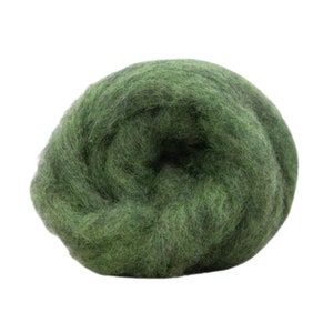 Può includere: Una palla di rovings di lana verde scuro, un tipo di fibra utilizzata per la feltratura e la filatura.