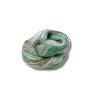 Può includere: Un ammasso di rovings di lana verde, bianco e marrone. Il roving è morbido e soffice, perfetto per filare o feltrare.