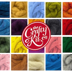 Könnte beinhalten: Eine Sammlung von 24 verschiedenen Farben Wollvlies, angeordnet in einem Raster. Die Wolle ist weich und flauschig, und die Farben sind lebendig und vielfältig. Der Text "the crafty kit.co" befindet sich in der Mitte des Bildes.