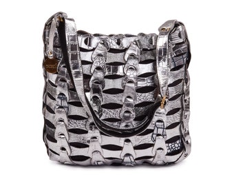 Style Aida in silver. The smaller (32x30 cm.) braided leather bag from Octopus Denmark