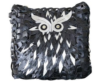 Style Ella in black/silver. The braided handmade leather "owl" shoulder bag from Octopus Denmark