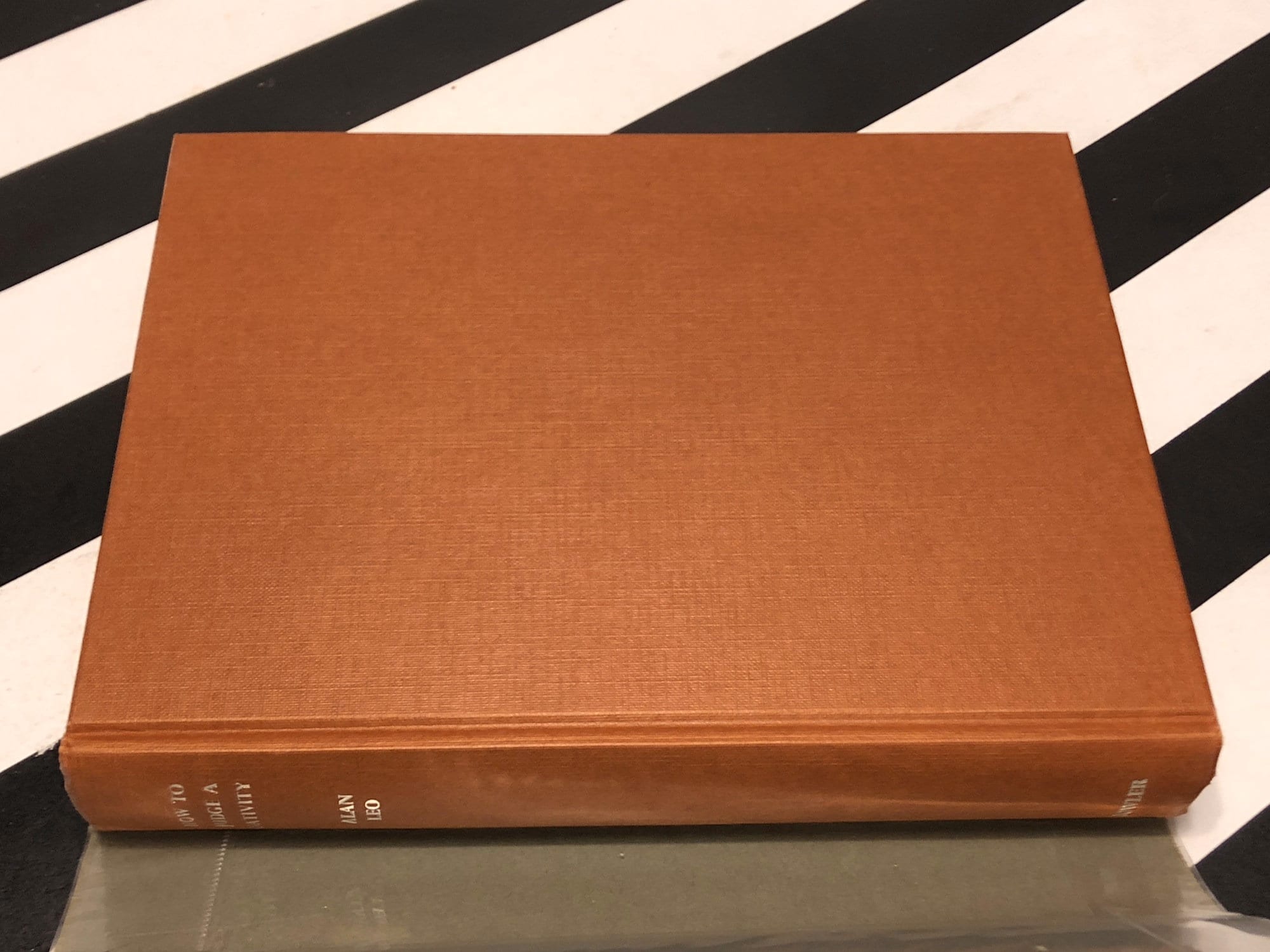 How to Judge a Nativity by Alan Leo (1969) hardcover book