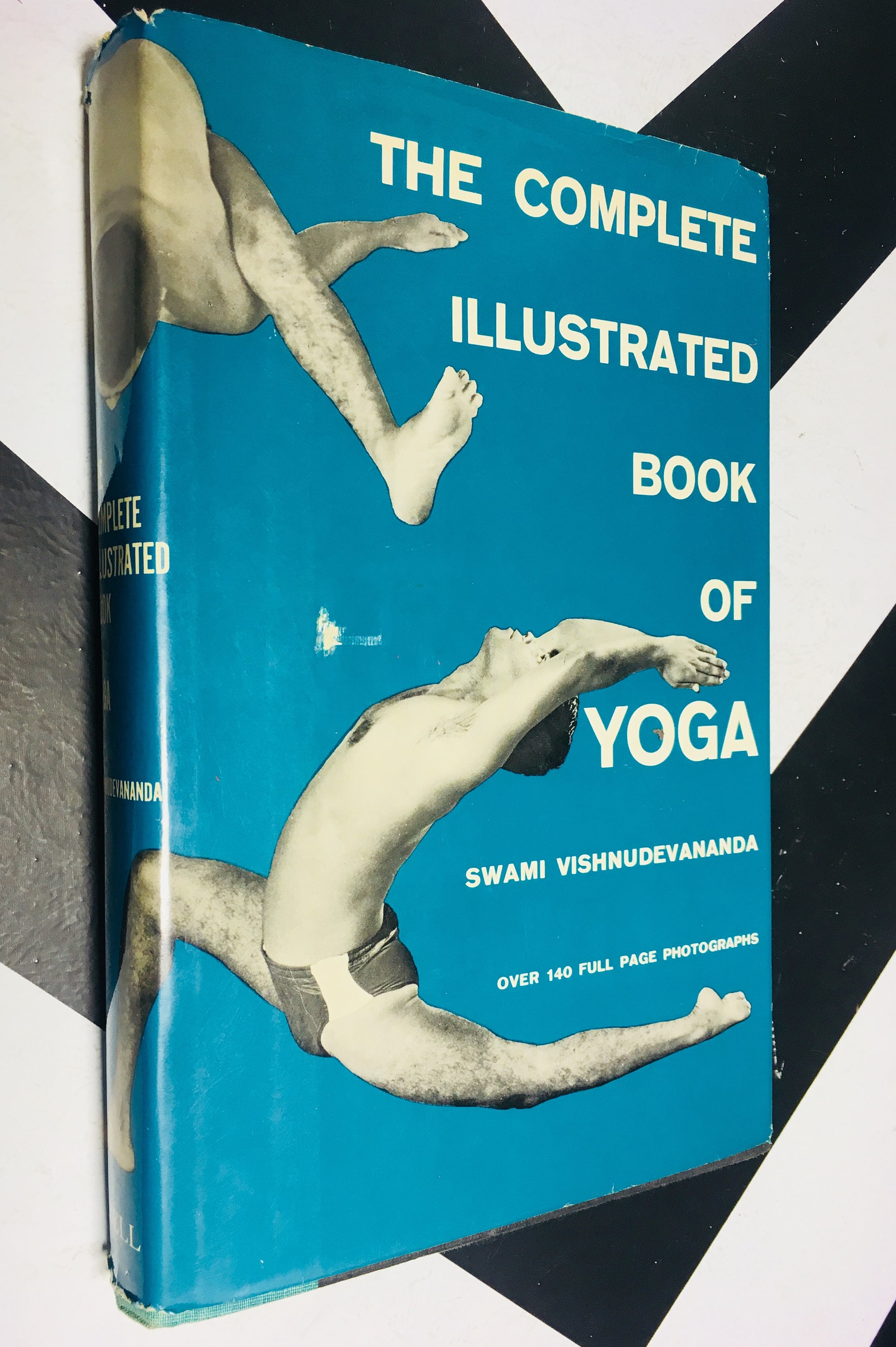 The Complete Illustrated Book of Yoga Over 140 Full Page Photographs