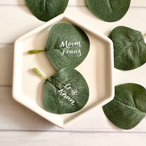Segnaposto con foglie di eucalipto e calligrafia fatta a mano // Segnaposto per matrimoni // Matrimoni in giardino // Matrimoni all'estero // Decorazioni per matrimoni con tanto verde.