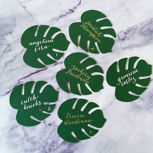 Tarjetas de lugar elegantes con hojas de Monstera caligrafiadas a mano / Decoración de bodas y jardines / Bodas de destino / Acentos de bodas verdes.