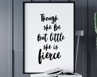 Bien qu'elle soit petite mais elle est féroce, affiche murale imprimable de puissance de fille, citation de Shakespeare, décor de chambre à coucher de dortoir d'université, cadeaux d'adolescente