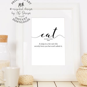 Peut inclure: Impression d'art imprimable avec un fond blanc et du texte noir. Le texte dit "cat [UK: kæt, US: kæt] NOUN A ninja in a fur suit who secretly loves you but won't admit it."