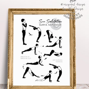 Puede incluir: Un p&oacute;ster imprimible con una ilustraci&oacute;n en blanco y negro de una mujer realizando las posturas de saludo al sol del yoga. El p&oacute;ster tiene el texto "Sun Salutation" y "SURYA NAMASKAR" en la parte superior. El texto "BREATHE IN BREATHE OUT" y "OM SURYAYA NAMAHA" tambi&eacute;n est&aacute; incluido en el p&oacute;ster.