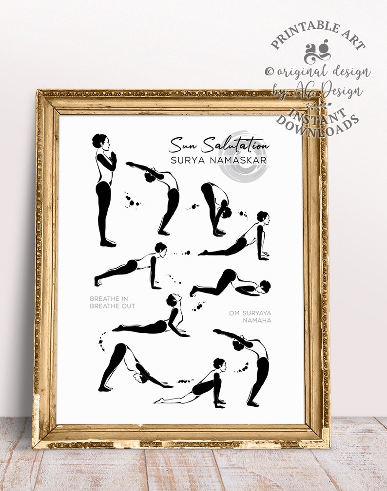 Puede incluir: Un p&oacute;ster imprimible con una ilustraci&oacute;n en blanco y negro de una mujer realizando las posturas de saludo al sol del yoga. El p&oacute;ster tiene el texto "Sun Salutation" y "SURYA NAMASKAR" en la parte superior. El texto "BREATHE IN BREATHE OUT" y "OM SURYAYA NAMAHA" tambi&eacute;n est&aacute; incluido en el p&oacute;ster.