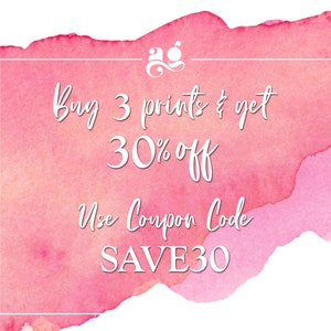Puede incluir: Fondo de acuarela rosa con texto blanco que dice "Compra 3 impresiones y obt&eacute;n un 30% de descuento. Usa el c&oacute;digo de cup&oacute;n SAVE30"