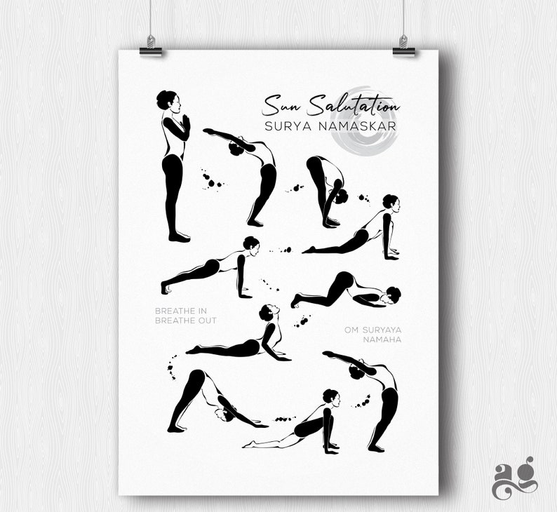 Puede incluir: Una ilustraci&oacute;n en blanco y negro de una persona realizando las posturas de saludo al sol del yoga. El texto "Sun Salutation SURYA NAMASKAR" est&aacute; en la parte superior de la imagen. El texto "BREATHE IN BREATHE OUT" est&aacute; en la esquina inferior izquierda. El texto "OM SURYAYAYA NAMAH" est&aacute; en la esquina inferior derecha.