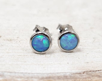 Opal Stud Oorbellen - 4mm studs - Opal Sieraden - Dainty Minimalist Light Blue Opal Oorbellen