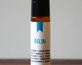 AELIN / Jazmín, cardamomo, pino, vainilla, lirio, bergamota, lirio, azúcar, eucalipto, cedro, sándalo, ámbar / Trono de Cristal / Aceite de perfume roll-on