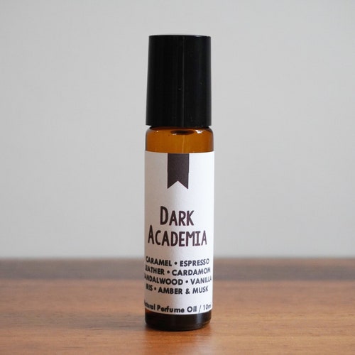 DARK ACADEMIA / Caramel Espresso Cuir Cardamome Bois de santal Vanille Iris Ambre et musc / Inspiration littéraire / Roll-on huile de parfum