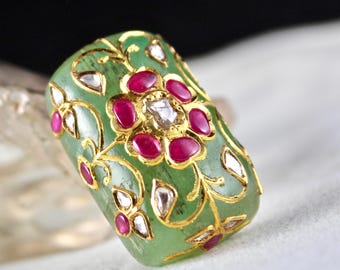 Il più pregiato cabochon di smeraldo colombiano Mughal tempestato di rubini e diamanti in oro 22 carati