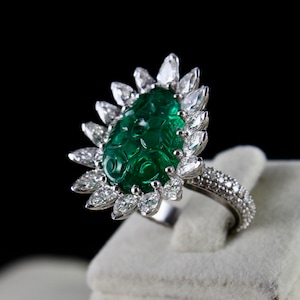 AA+ Natural Zambian Emerald Carved Pear Cut White Diamond 18K Gold Cocktail Ring For Women