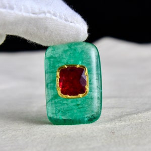 Gecertificeerde natuurlijke smaragd cabochon 47,61 kt edelsteen bezaaid met rode spinel 18k goud