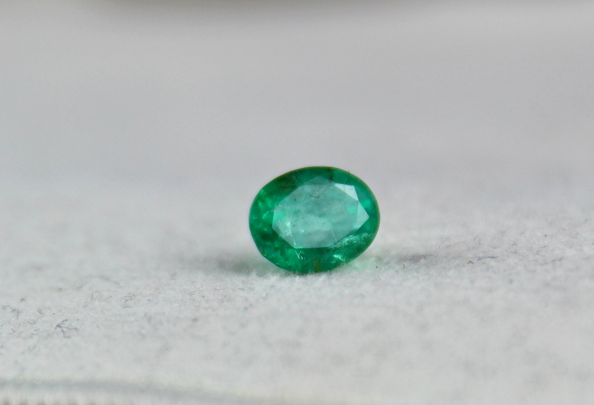天然エメラルド 0.999ct 緑色 オーバルカット 天然石ルース 裸石 天然エメラルド 0.999ct 緑色 オーバルカット 天然石ルース 裸石