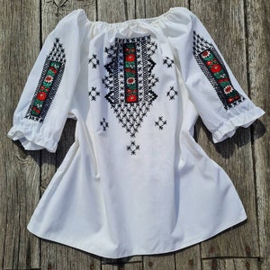 Vintage Hungarian White and black Blouse Floral handembroidered, Peasant blouse, white floral peasant blouse, embroidered blouse, hungarian image 6