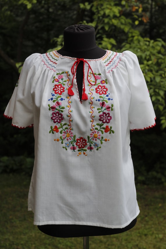 Hungarian Vintage Embroidered blouse Floral handem