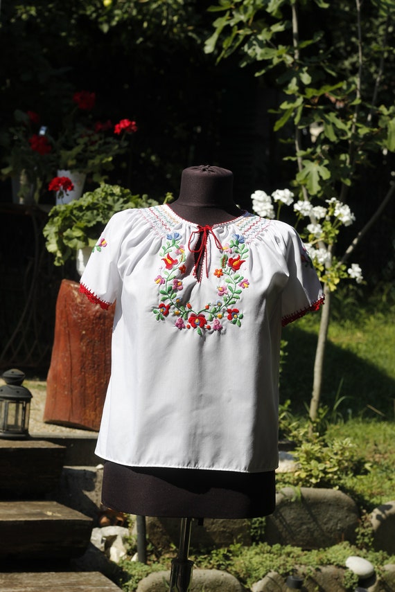 Hungarian Vintage Embroidered blouse Floral handem