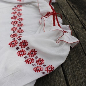 Vintage Hungarian White and red Blouse handembroidered, Peasant blouse, richly cross stich peasant blouse, embroidered blouse, Hungarian image 4