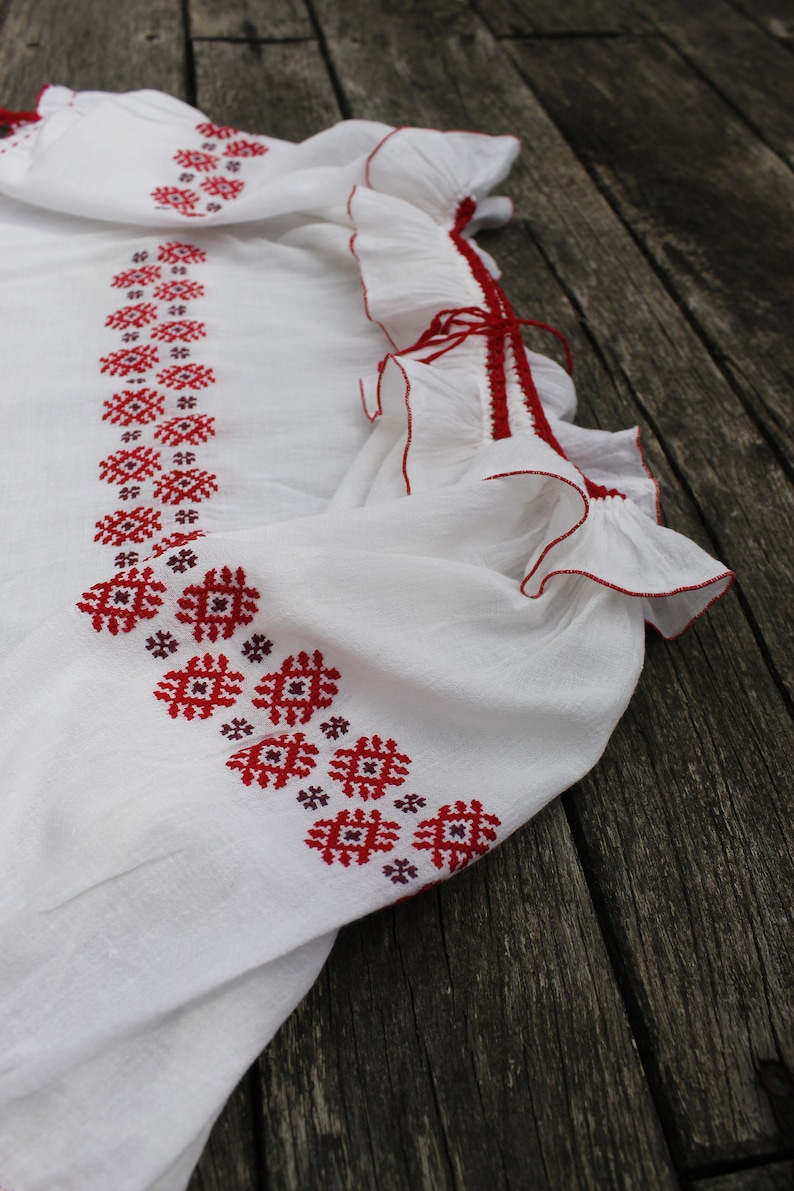 Vintage Hungarian White and red Blouse handembroidered, Peasant blouse, richly cross stich peasant blouse, embroidered blouse, Hungarian image 4