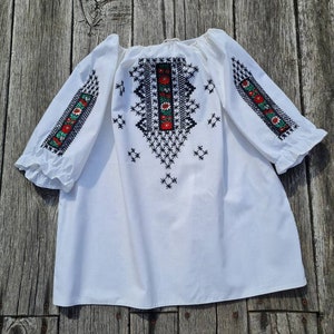 Vintage Hungarian White and black Blouse Floral handembroidered, Peasant blouse, white floral peasant blouse, embroidered blouse, hungarian image 4