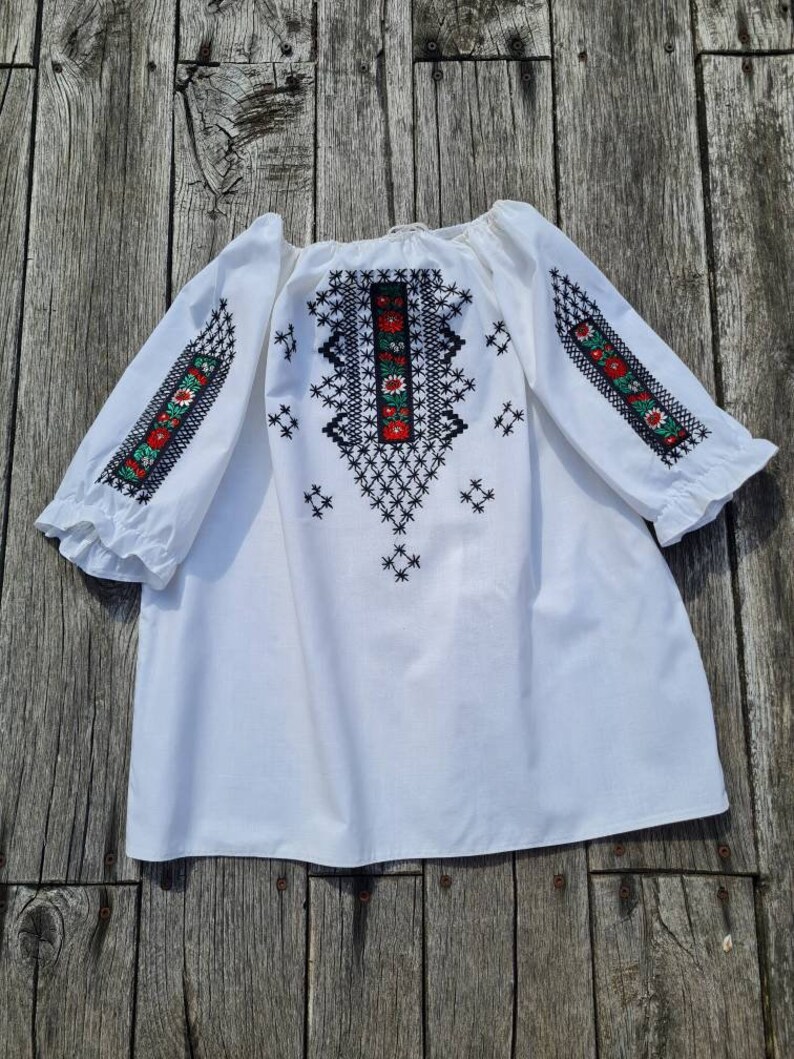 Vintage Hungarian White and black Blouse Floral handembroidered, Peasant blouse, white floral peasant blouse, embroidered blouse, hungarian image 4