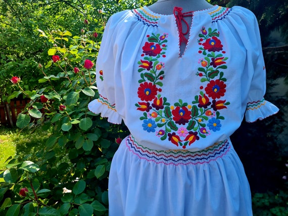 Hungarian hand embroidered and hand smocked dress… - image 4