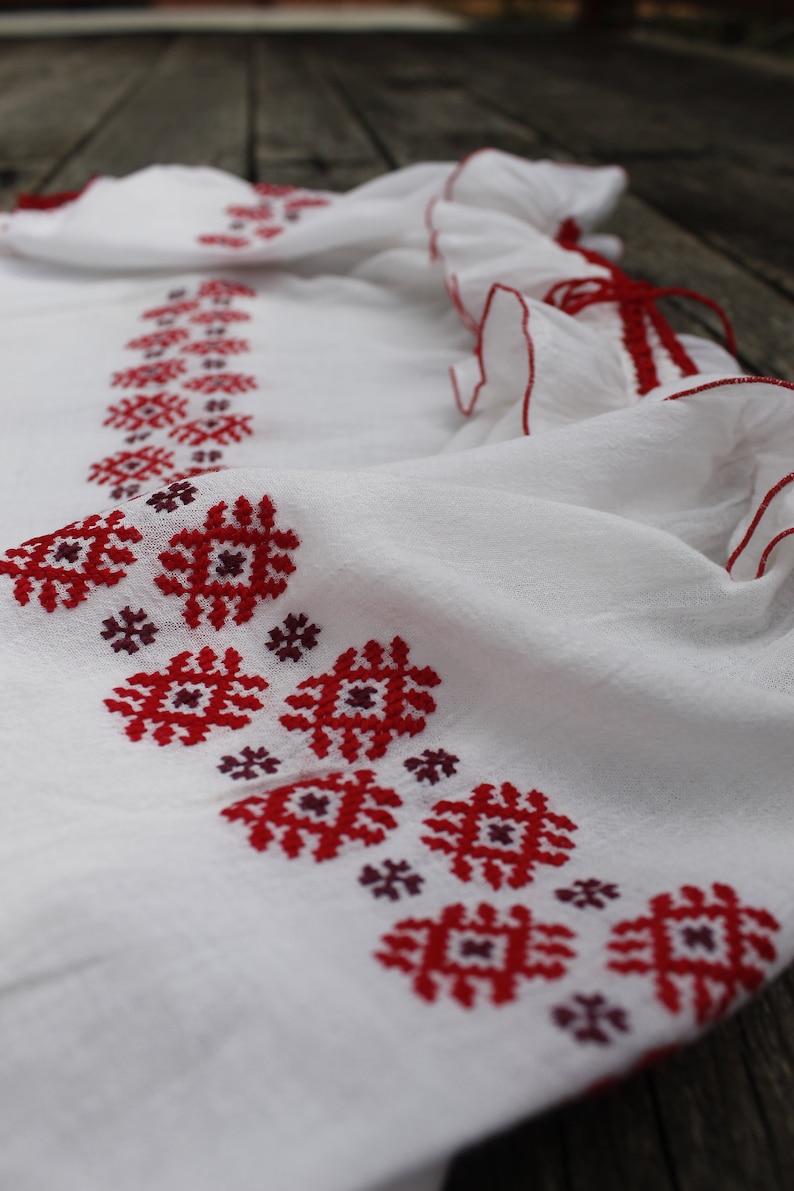 Vintage Hungarian White and red Blouse handembroidered, Peasant blouse, richly cross stich peasant blouse, embroidered blouse, Hungarian image 5