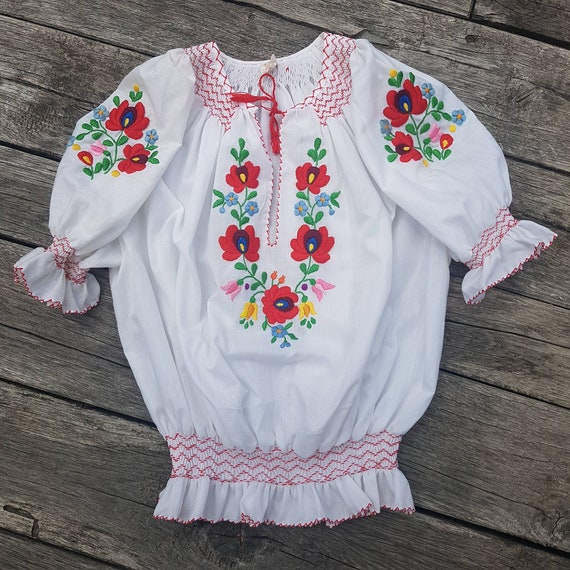 Hungarian Vintage Embroidered blouse Floral handem